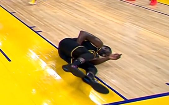 追梦格林晒被踢裆视频,追梦格林被肘击