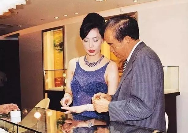 邝美云是个怎样的人,邝美云和周大福