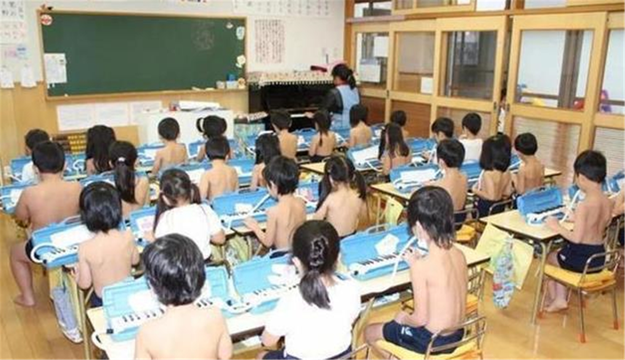 日本脱衣上课红了，男孩女孩都裸上身，网友：不怕早熟