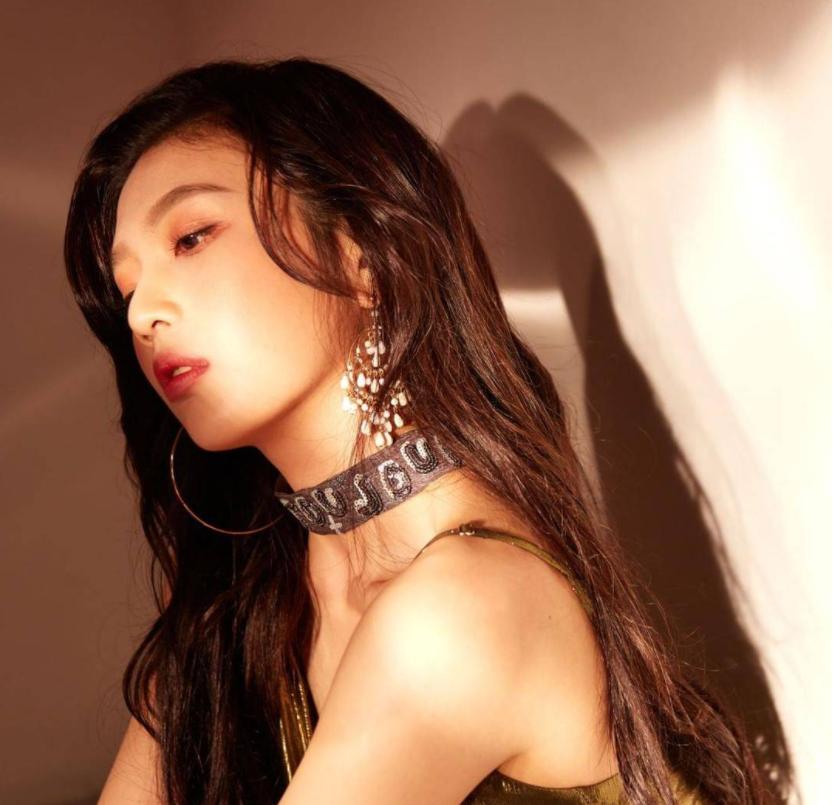 穿上球鞋比泫雅还顶?韩国又一女鞋头崛起,网友称她“性感*弹炸**”