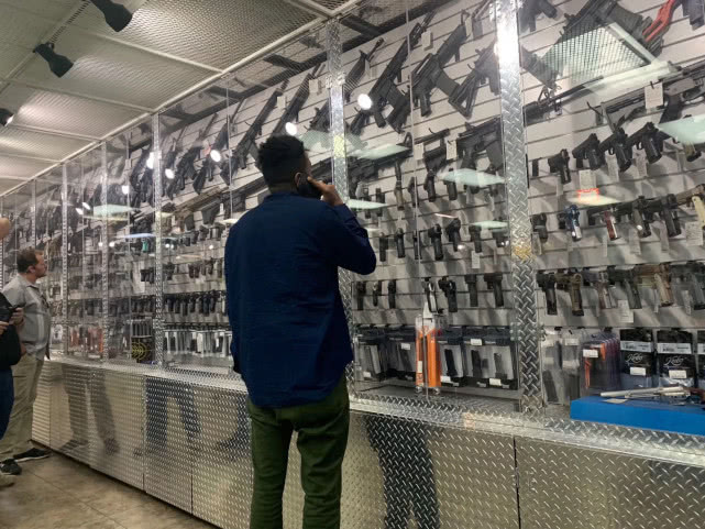 疫情期间美国华人囤枪,美国疫情囤枪真实情况