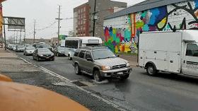 路面贴的胶带,路面凹凸不平坑坑洼洼