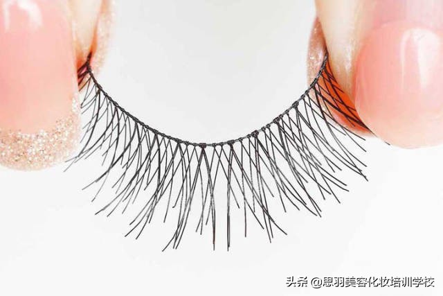 睫毛几根长到眼睛里扎眼怎么办,为什么你种的睫毛假性服帖