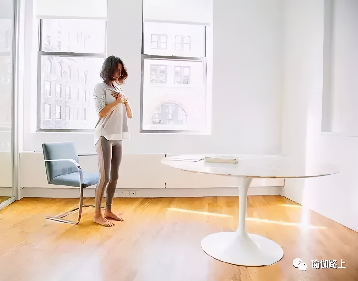 办公室瑜伽缓解全身疲劳,适合办公室健身瑜伽初级教程