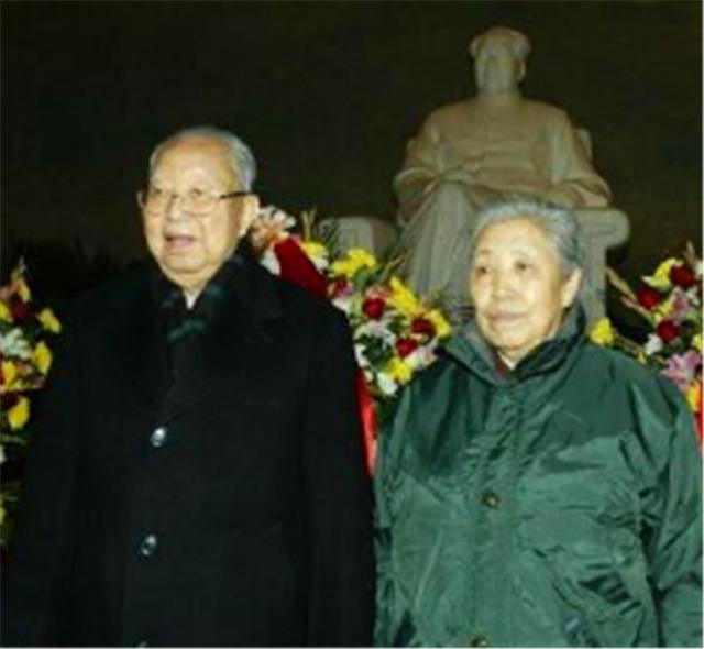 *国锋华**葬礼上，来了位神秘人物，手举16字横幅道尽华老一生功绩