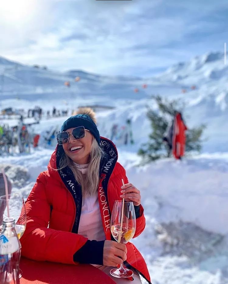 都穿什么牌子滑雪服,哪个牌子的滑雪服最好看