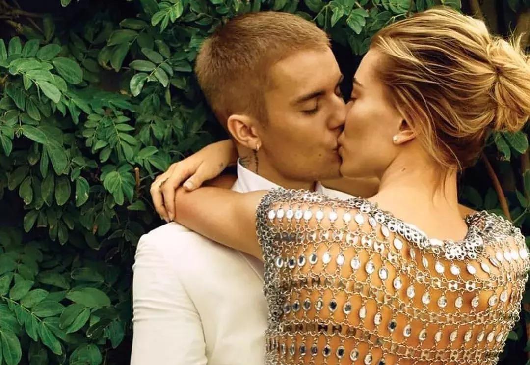 宣美黑色吊带裙,lisa时尚撞衫