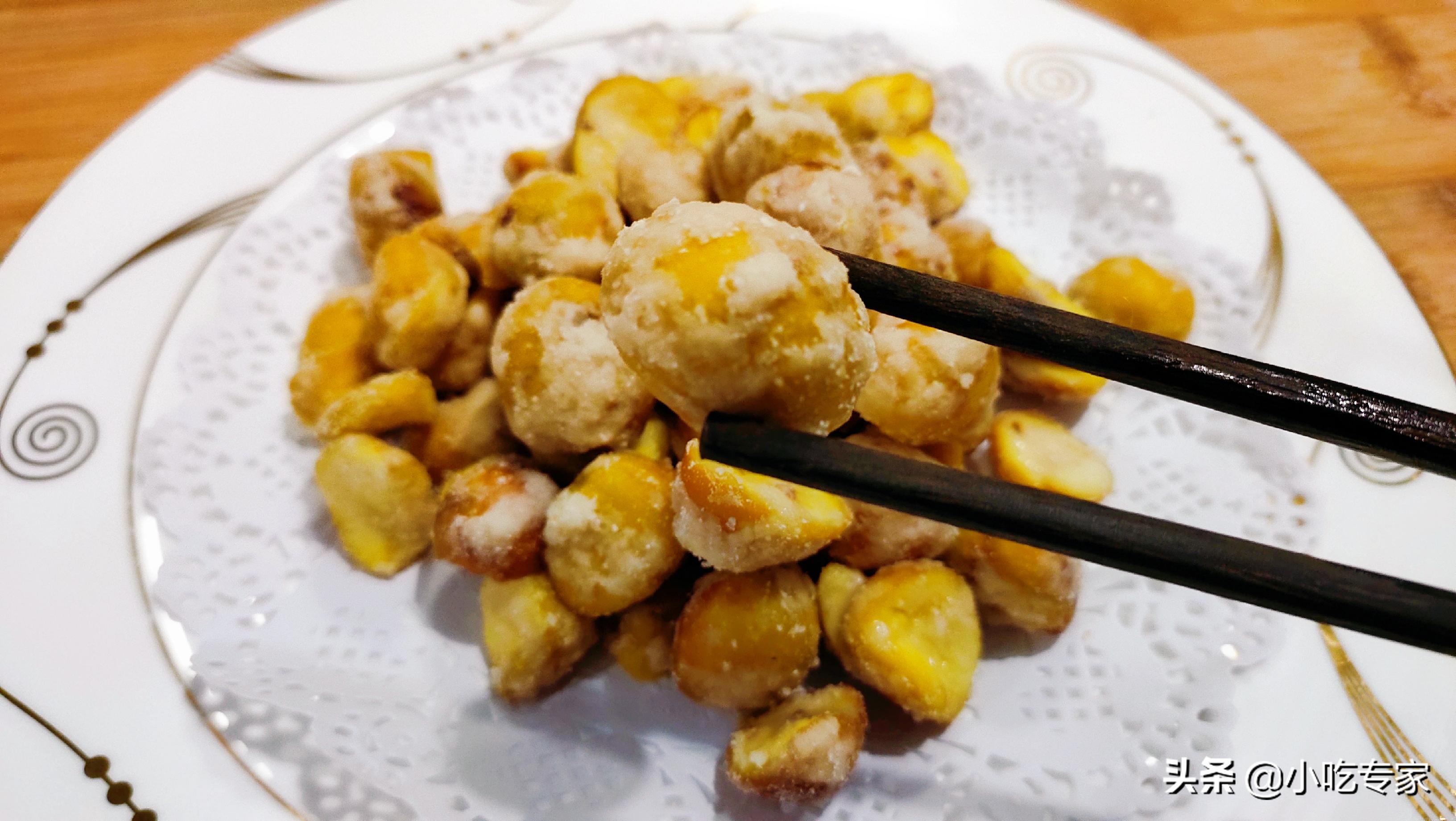 一壶开水一把剪刀轻松去掉栗子皮，做成糖霜栗子又甜又面，真好吃