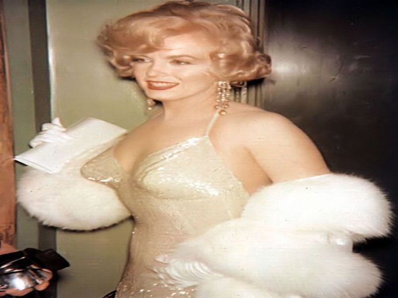 罕见历史照,梦露参加肯尼迪宴会礼服价值百万,伊丽莎白女王登基