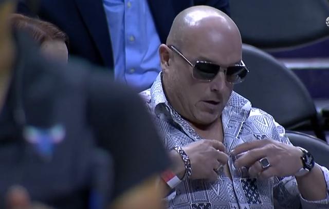 摄影师捕捉科尔“走光”部位，让我想起了德国主帅挖鼻孔的罗生门