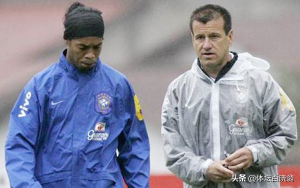 为什么2010世界杯没有小罗,10年世界杯邓加对小罗说了什么