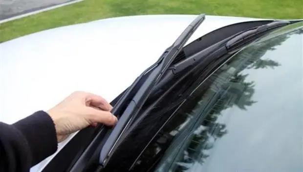 雨刷器刷过玻璃模糊,雨刷器刷完玻璃模糊怎么回事