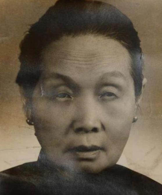 双枪老太婆沦为女匪，*杀虐**我军代表，毛主席特批枪毙并善待其后人