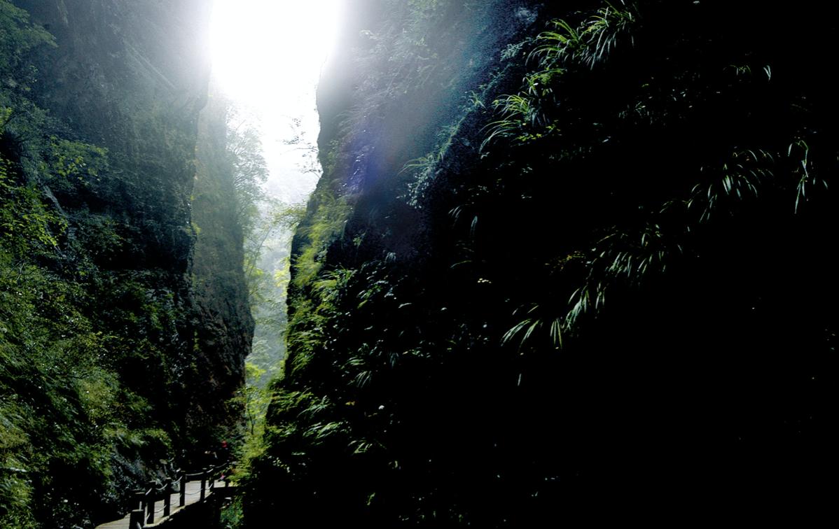 在青山绿水间感受大自然,在青山绿水间领略文明