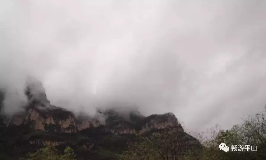 暮春之雨潇潇落，仙山云雾缥缈间~