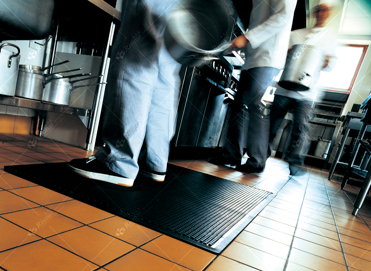 橡胶地垫的材料是什么,泡棉地垫好还是橡胶地垫