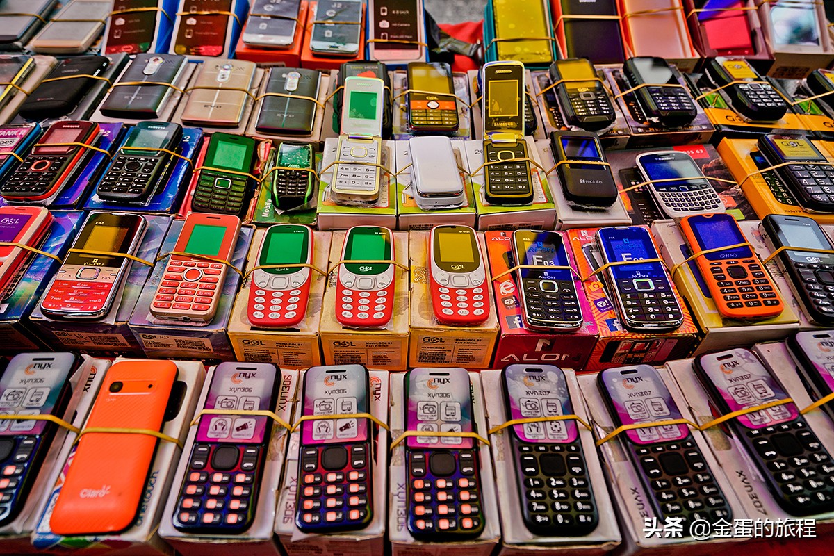 这里的肯德基加装防暴钢窗，保安用AK-47看店，此时此刻就在美洲