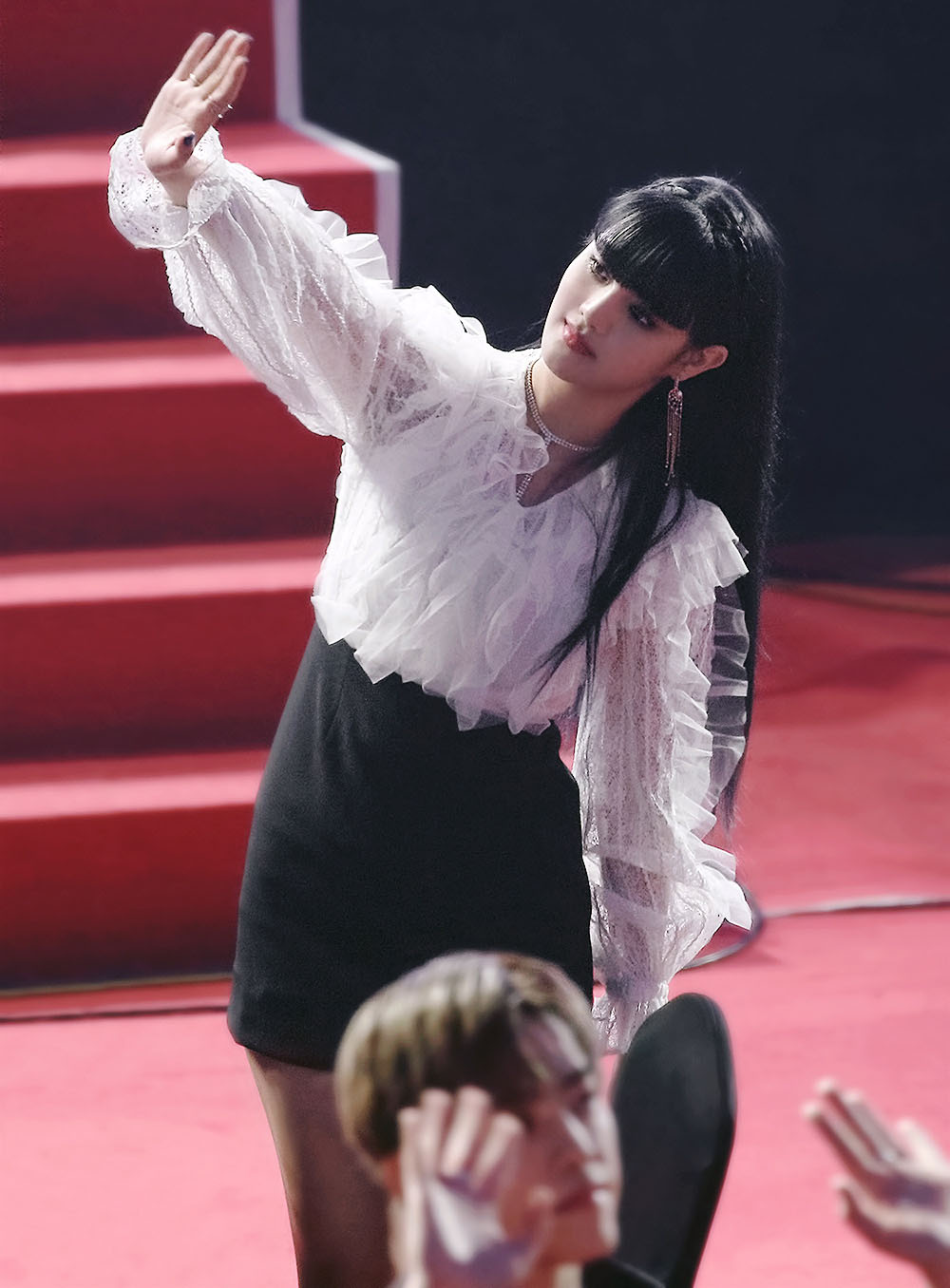 她是组合梦幻主唱，穿白底黑线休闲套装，发带增加运动感