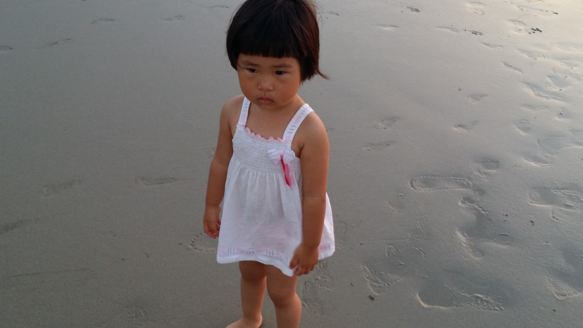 带着孙女去海边,奶奶带着小孙女在北海涠洲岛玩