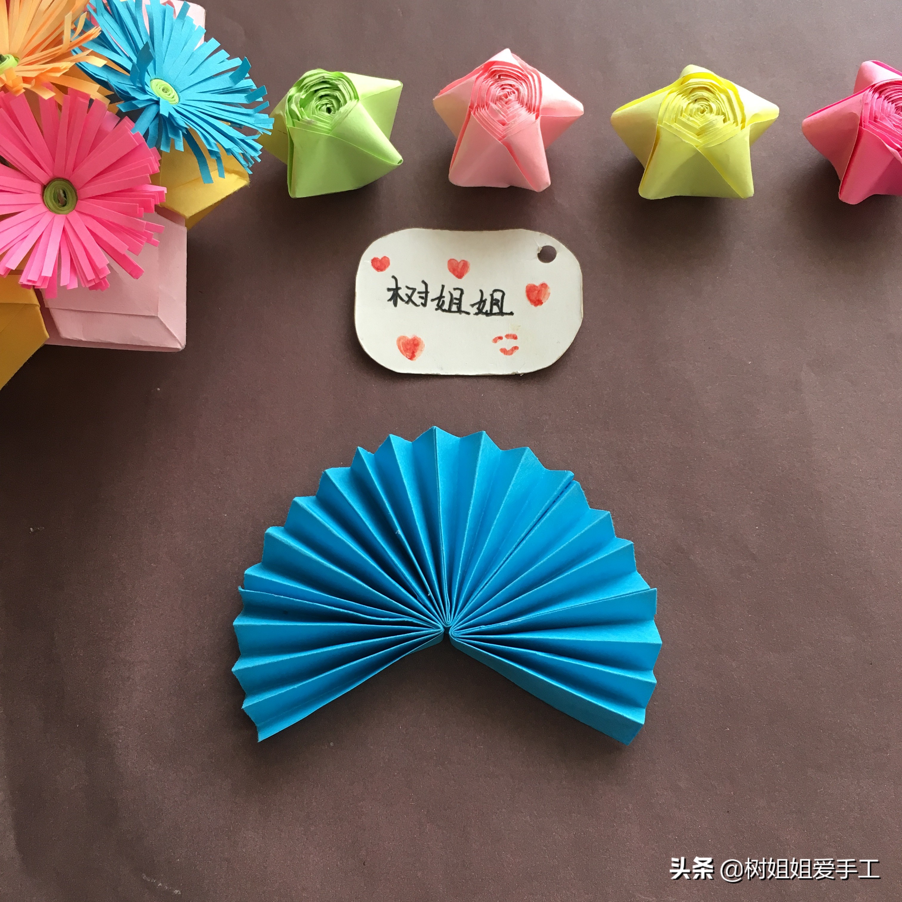 折纸灯笼装饰屋顶,可以用手提着的灯笼折纸