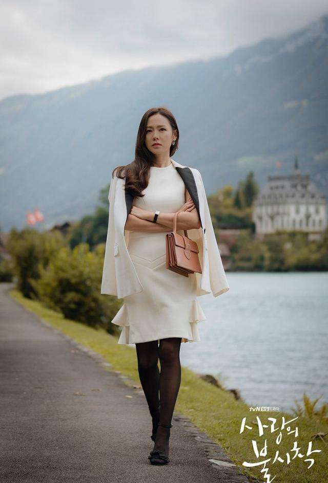 爱的迫降孙艺珍瑞士穿搭皮衣,爱的迫降孙艺珍长款碎花裙视频