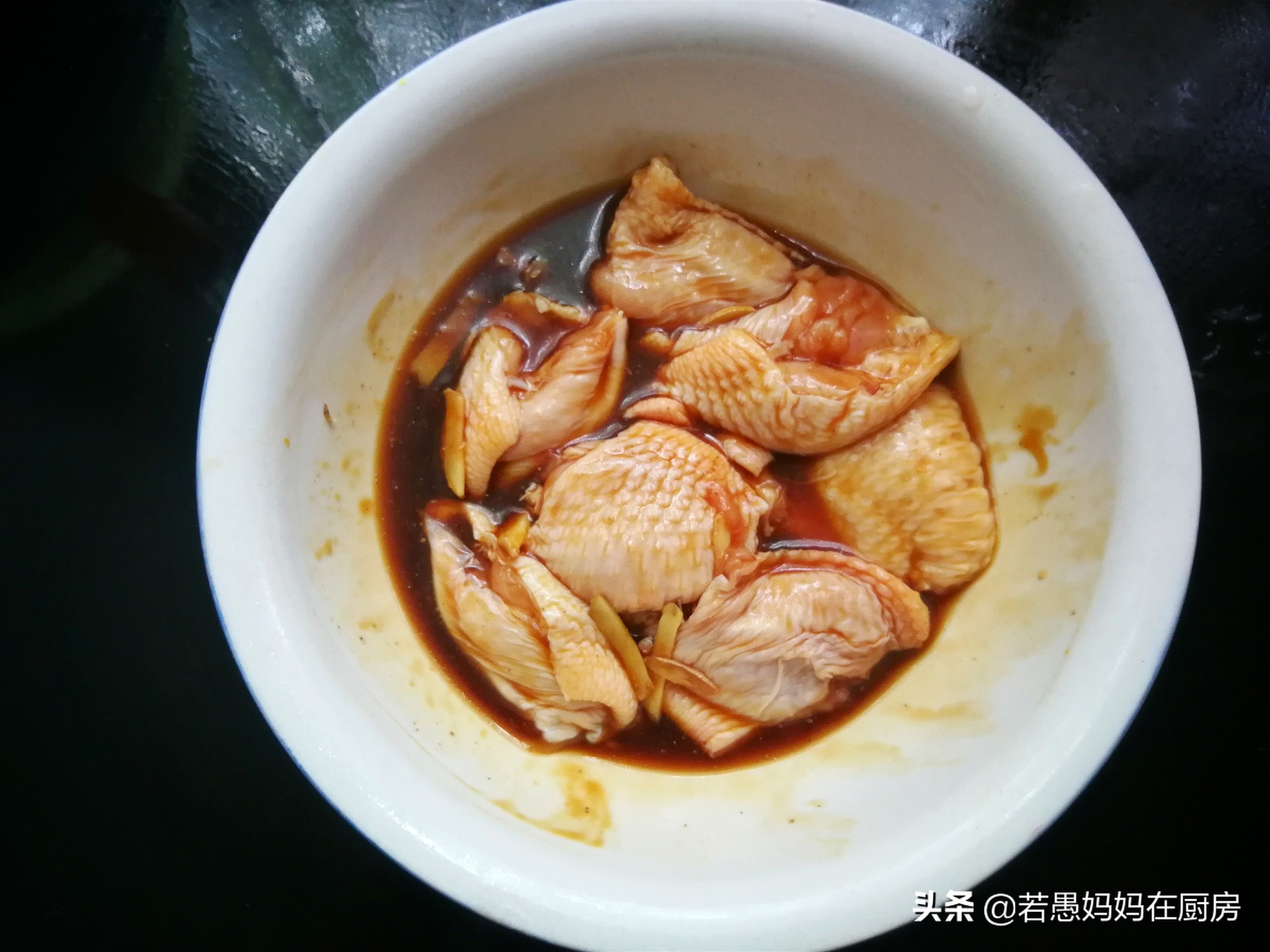 鸡翅包饭不用烤箱只用锅子,网红小吃鸡翅包饭视频