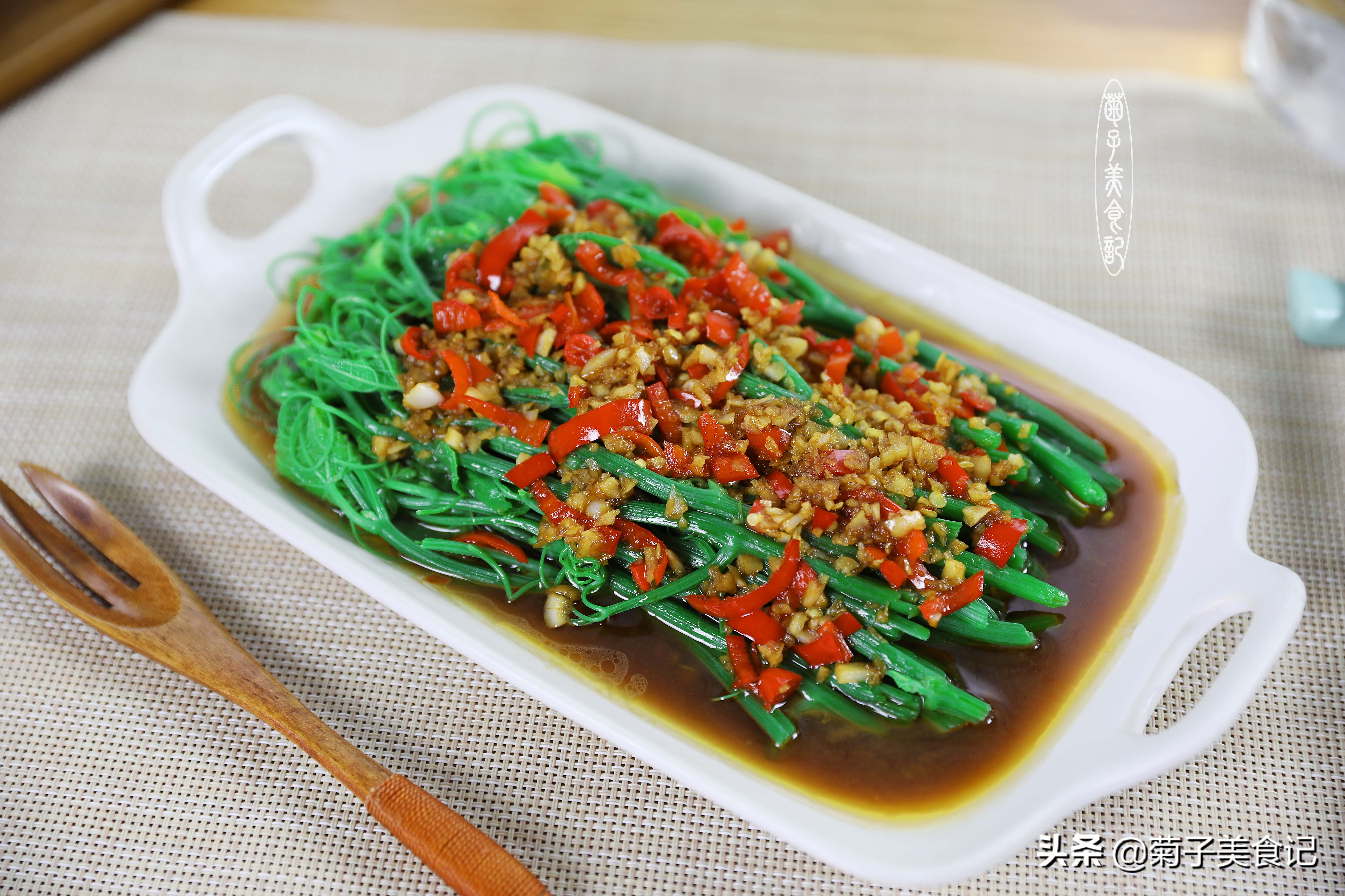 这道爽口凉拌菜简单开胃全家都爱,一道凉拌菜吃起来非常的鲜嫩可口