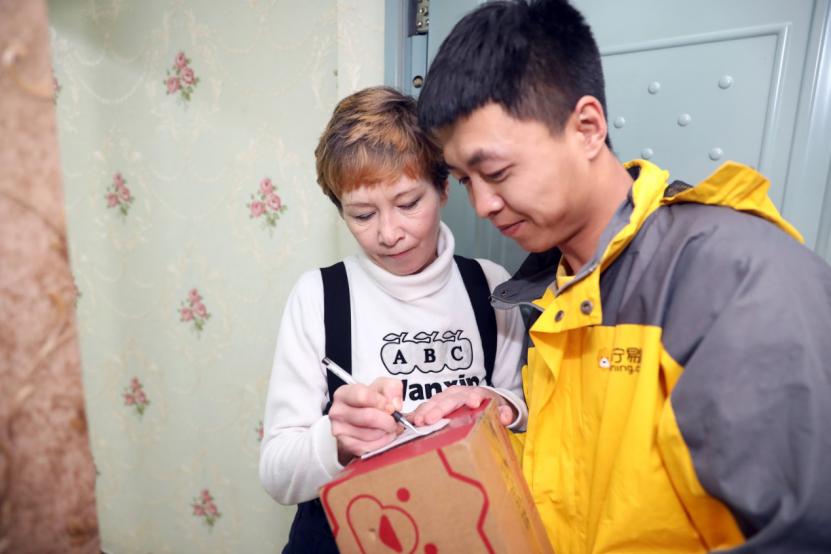 草原上的快递小哥,苏宁火箭小哥