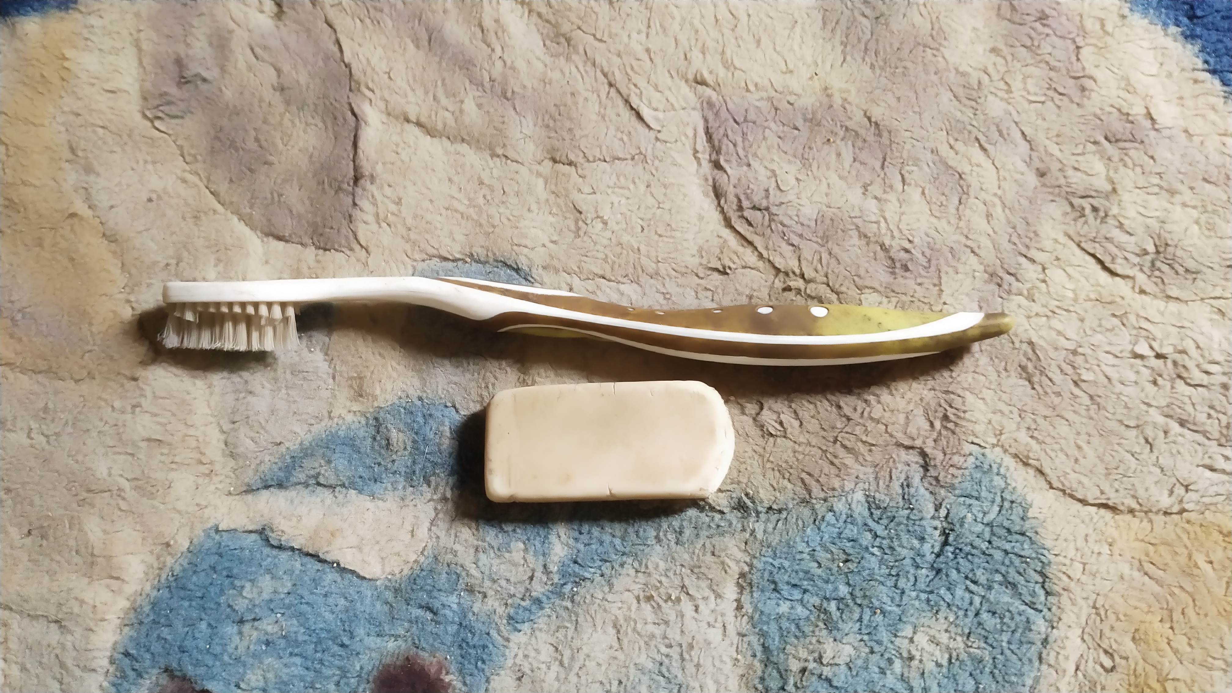 脑瘫小伙用脚详写电脑开机黑屏的原因以及解决方案