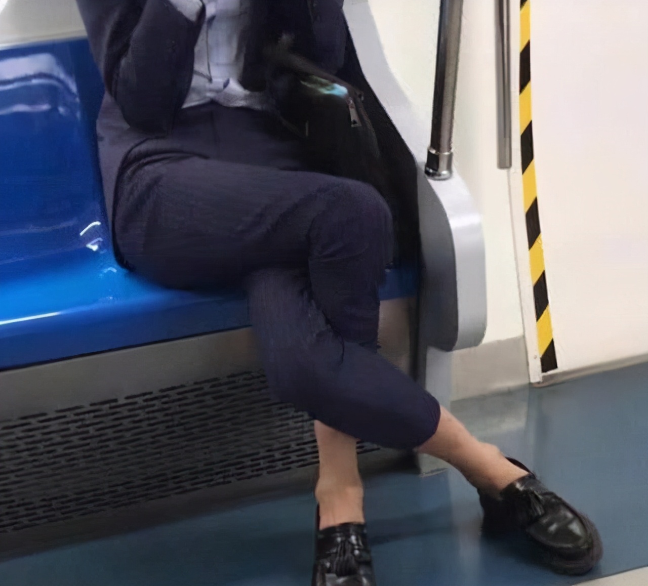 从小就抖腿是什么毛病,从小就抖腿