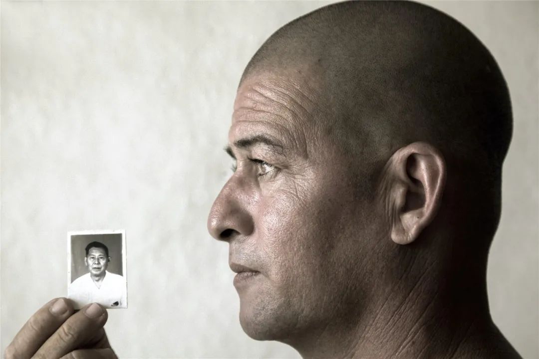 53年来，他一直在国外跟拍底层华人：他们都算不上活着