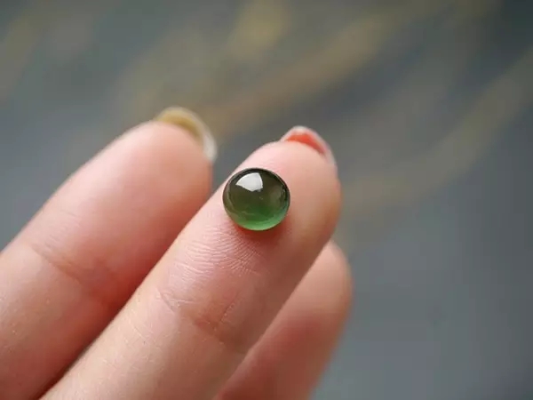 龙石种翡翠就是玻璃种吗,龙石种翡翠与帝王绿翡翠哪种贵