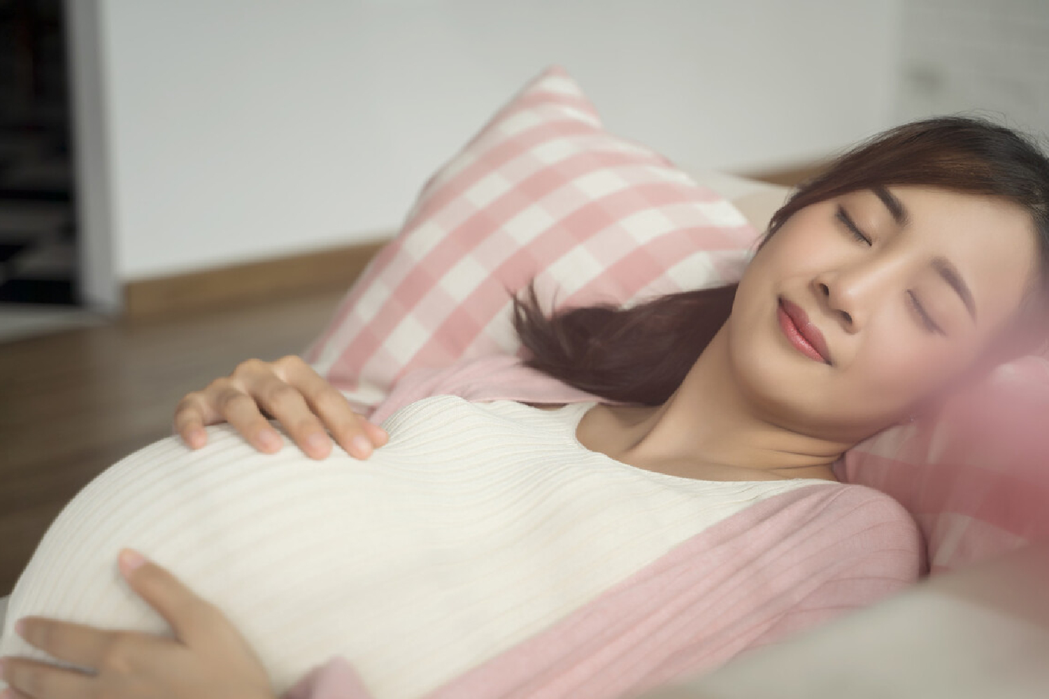 孕妇左侧睡觉胎儿为什么动得厉害,孕妇左侧卧睡15-30度是什么睡姿