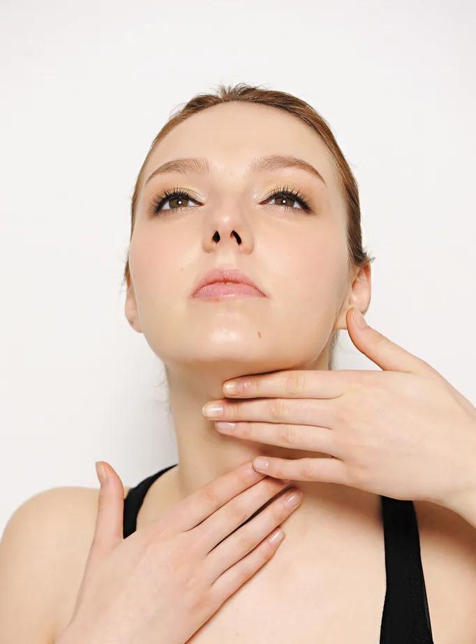 颈部祛皱擦什么护肤品,颈部祛皱