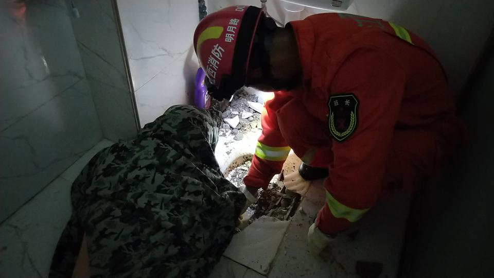 百岁老人被卡马桶消防10分钟救出,七旬老人被卡一夜消防员钻墙缝救