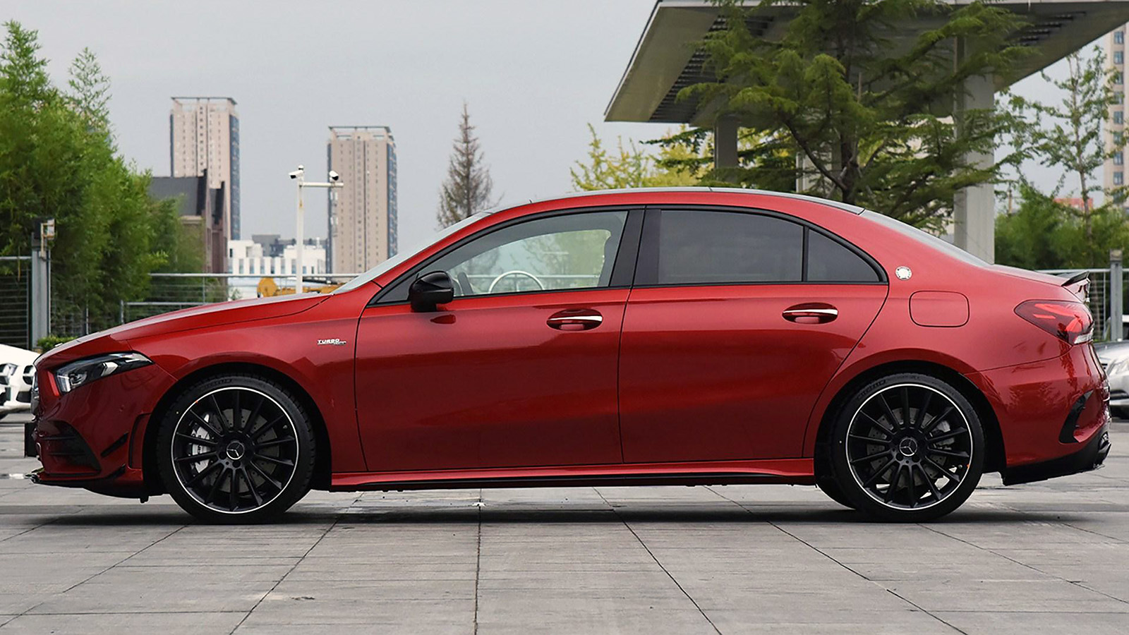 宝马330iM对比奔驰AMGA35L同价位/国产/性能/小弟车如何选?