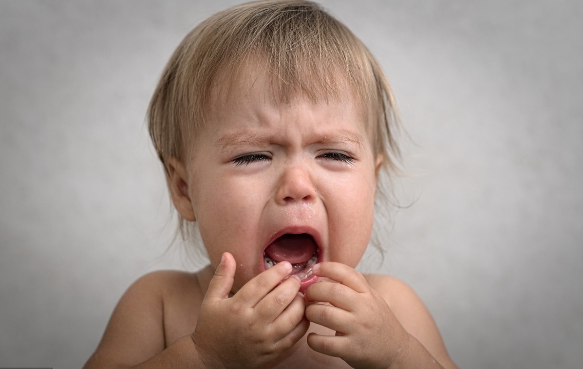 宝宝在飞机上哭闹妈妈崩溃,飞机上宝宝哭闹爷爷奶奶