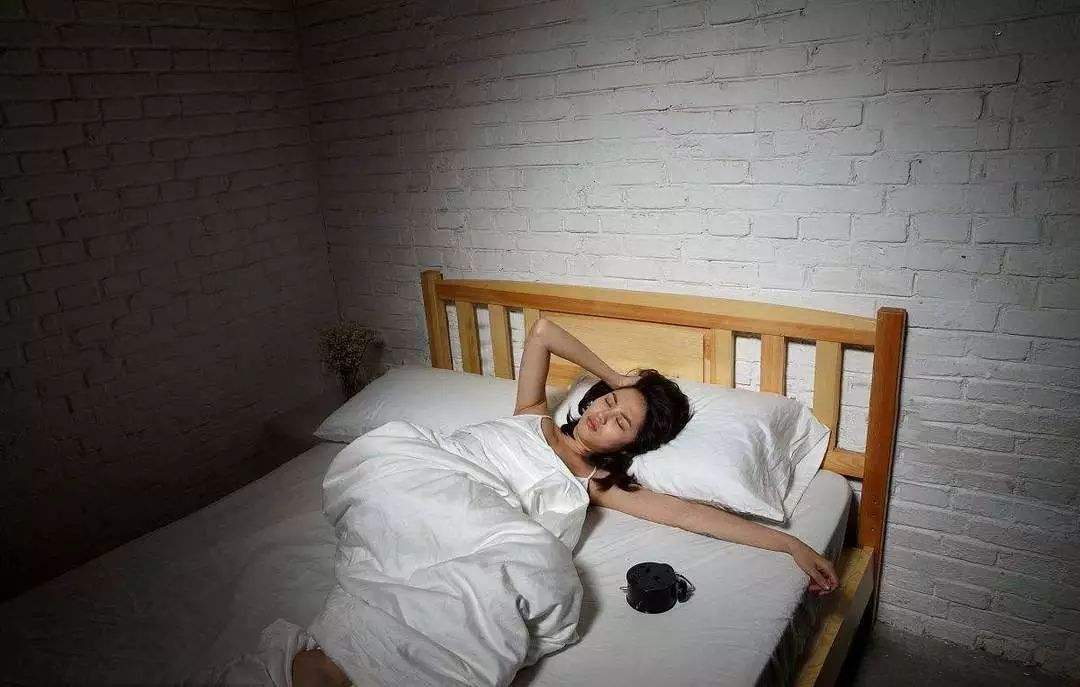为什么换了个床睡觉睡不好呢,为什么换一张床就睡不着