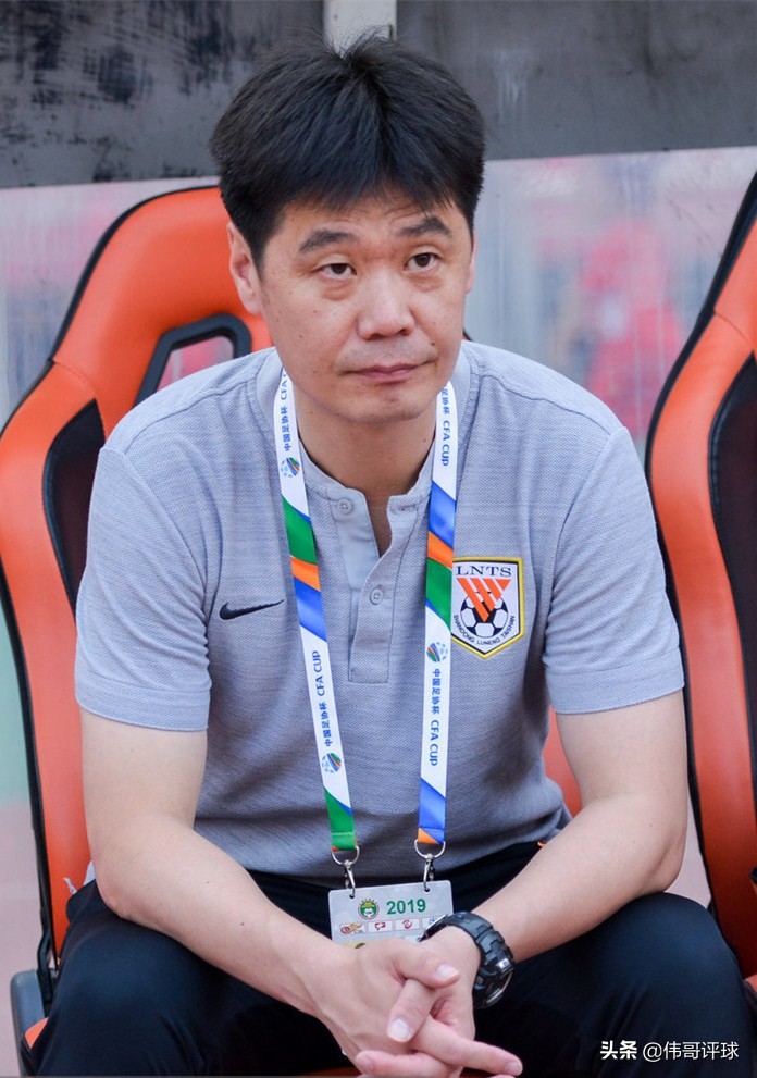 战术复盘:李霄鹏三招完胜施密特,周海滨换下格德斯堪称妙笔