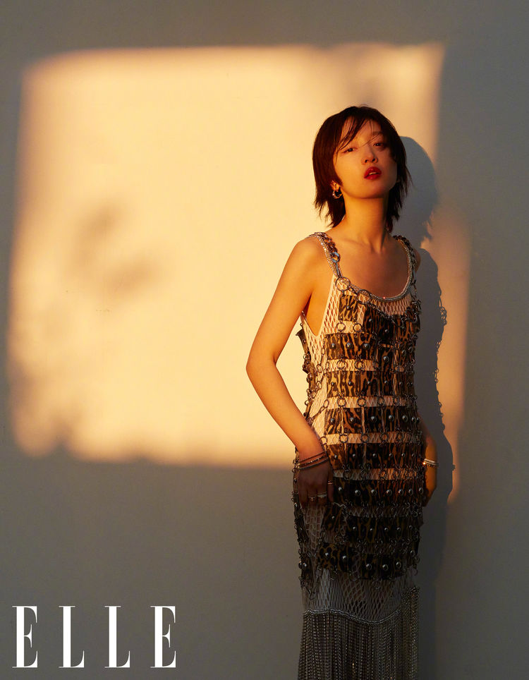 周冬雨最新一组封面大片,周冬雨红毯照曝光一身酷装