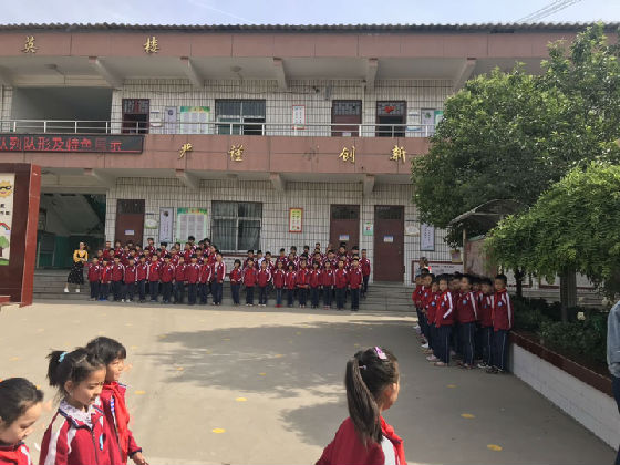 闃熷垪闃熷舰灞曢閲囨槀鎵悜涓婄唤鍏夎姃,灞曢潚鏄ユ椿鍔涗寒瀛﹀瓙椋庨噰