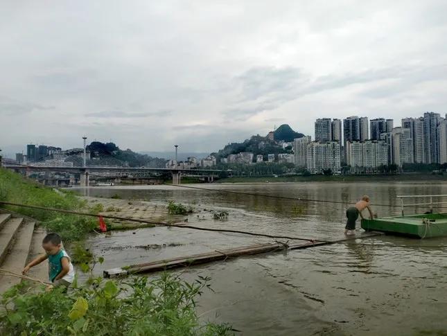 重庆魔幻与烟火并存的城市,重庆是座魔幻的城市