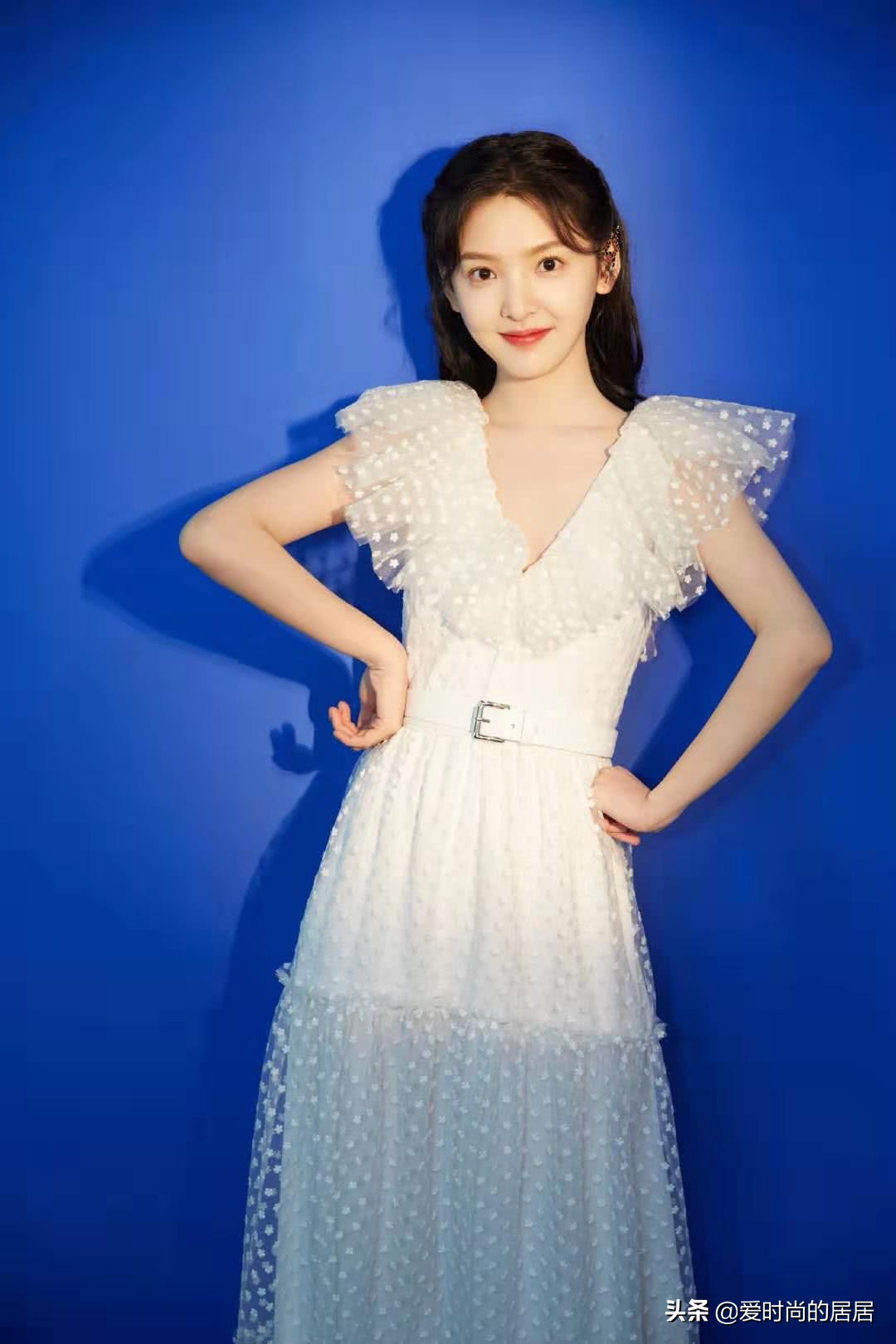 章若楠白色波点长裙清纯粉嫩,章若楠一身休闲装搭配清新甜美