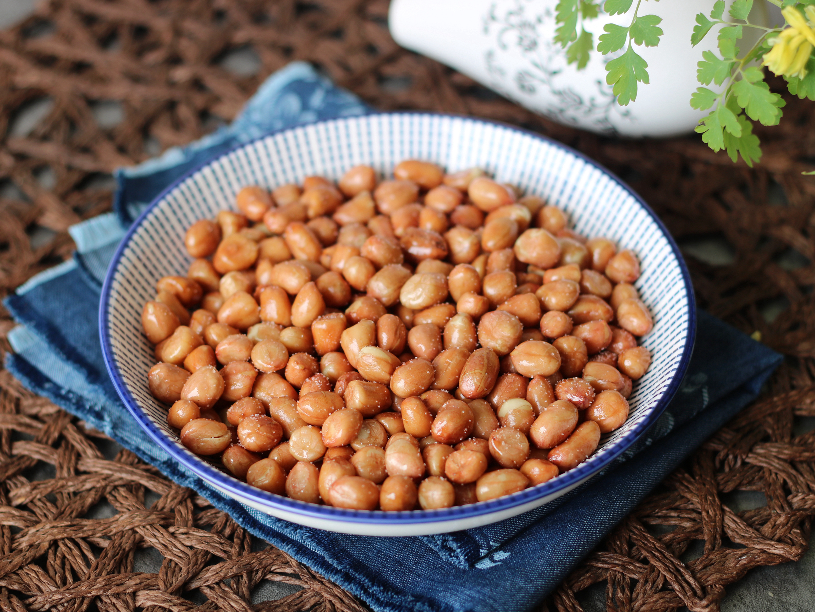 炒花生米用不用去皮,花生米必须用油炒才脆吗