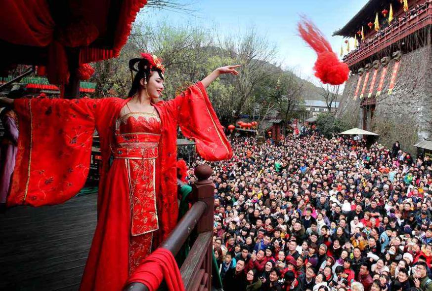 中国古代有抛绣球选夫婿的风俗,抛绣球招婿真的存在吗