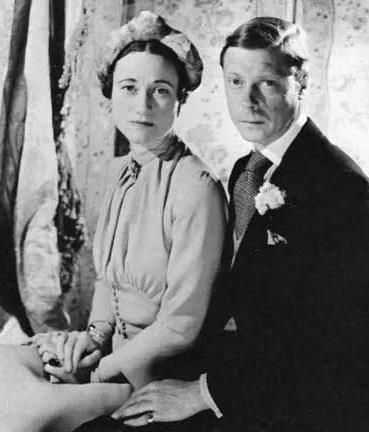 辛普森夫人最后回到王室了么,辛普森两任妻子