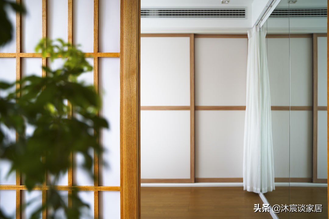 她把家布置得复古又温馨,室内被绿植环绕,这样的家,住着真舒服