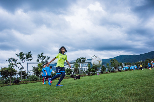 脚弓传球详细讲解,用脚弓踢直线球的技巧