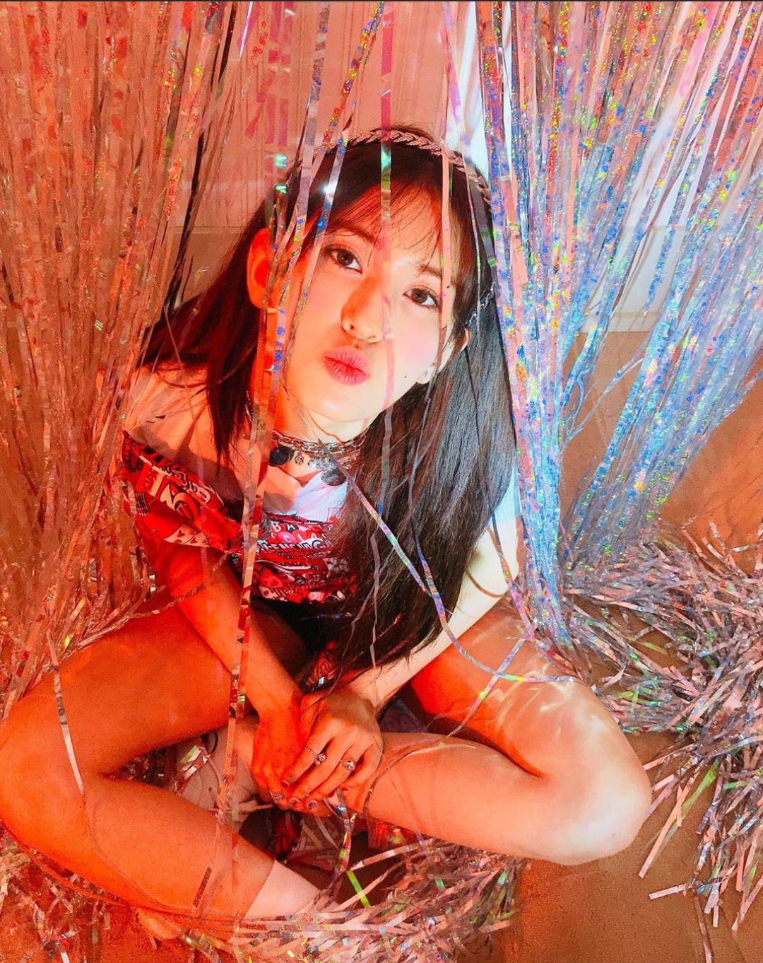 Lisa密友开豪车引争议！又纯又欲的“国民女友”有什么好酸的？