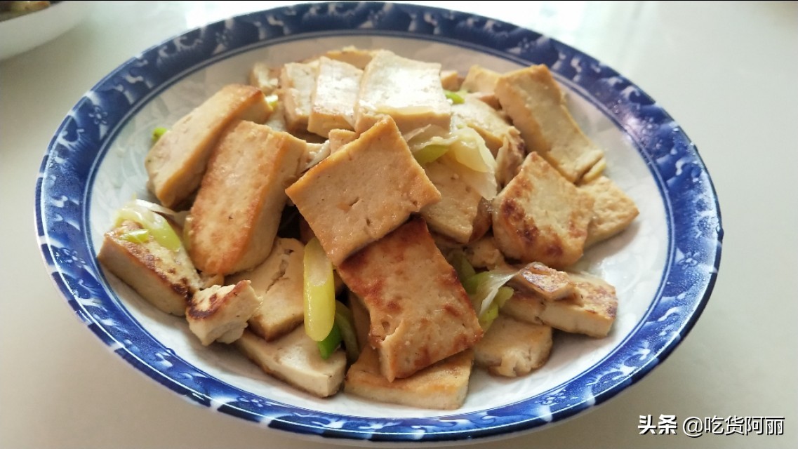 青椒炒豆腐家常做法非油炸,油炸肉炒豆腐的家常做法